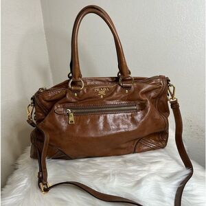 💯 Authentic Prada tote handbag
Two way🍀